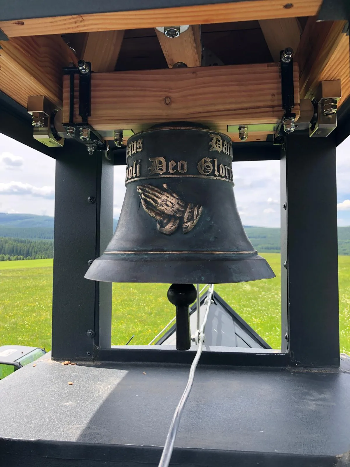 Glocke in einer maßgefertigten Metallkonstruktion
