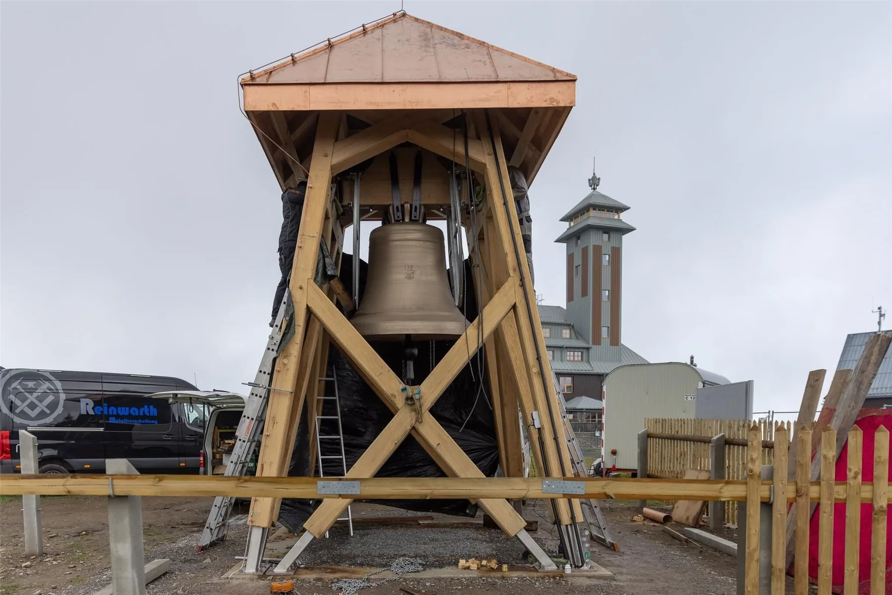 Glockenanlage in einer Holzkonstruktion