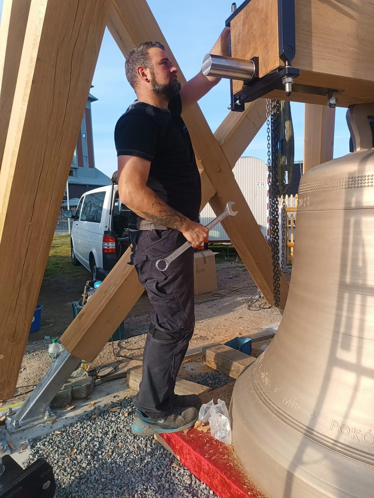 Anpassungsarbeiten an einer Glocke