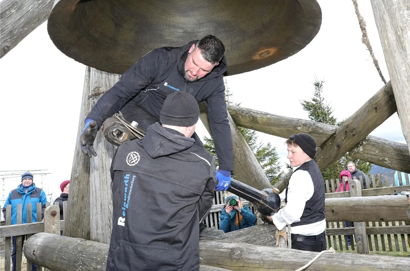 Montagearbeiten an einer Glocke