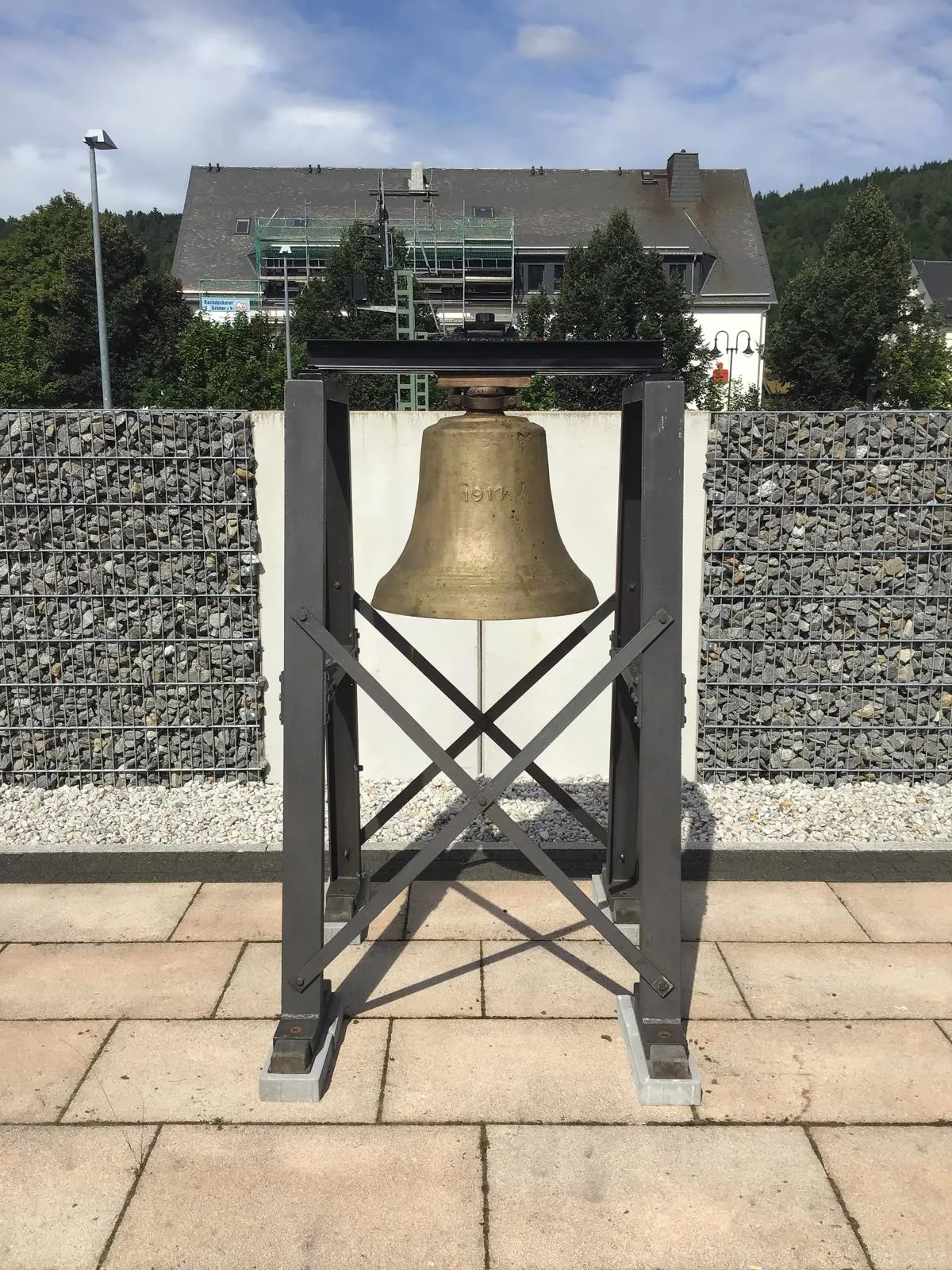 Glocke in einem individuellen Metallrahmen
