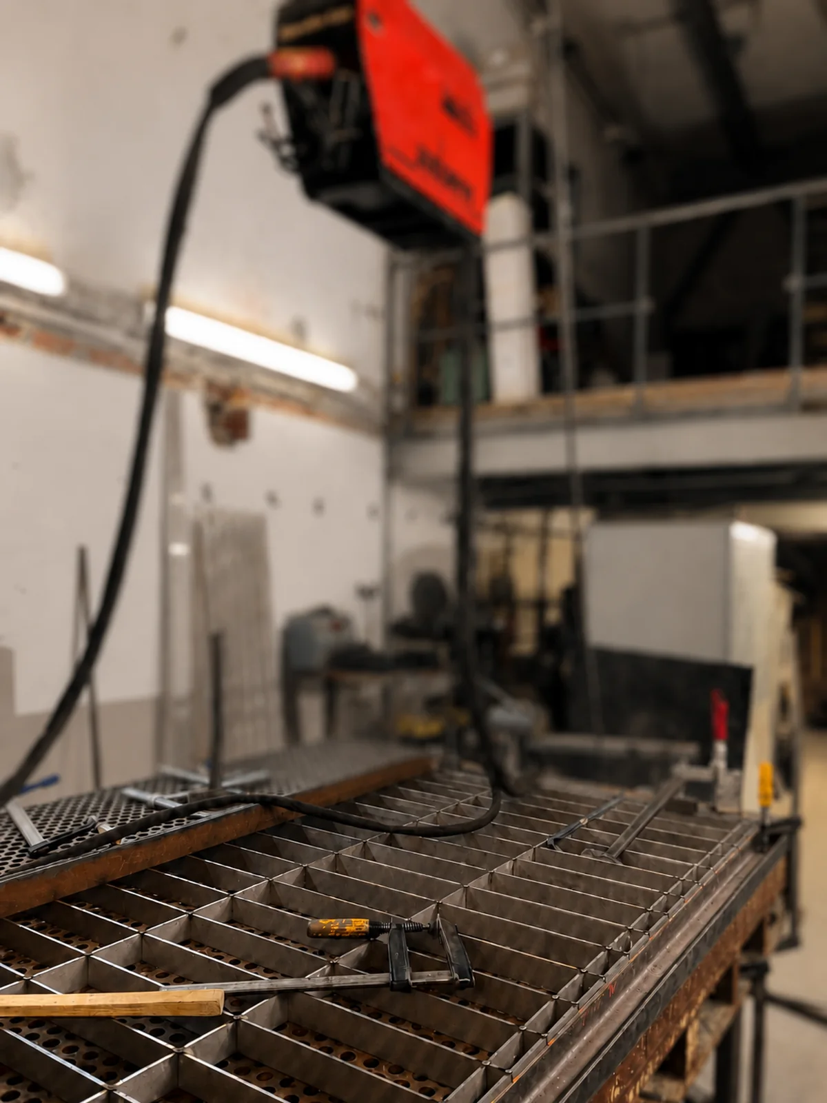 Schweißarbeitsplatz mit vorbereiteter Metallkonstruktion