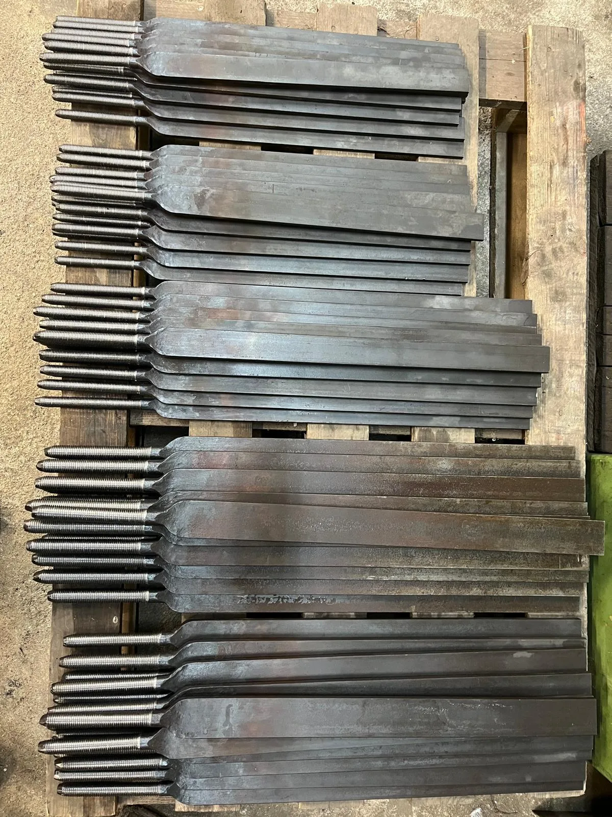 Zugeschnittene Metallteile für die weitere Bearbeitung